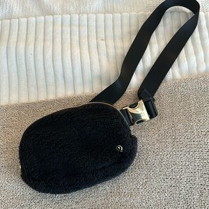 everywhere belt bag sherpa 1L